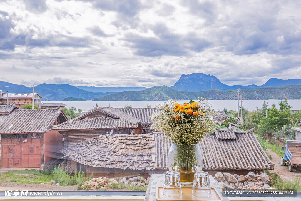 乡村美景中的向日葵花束