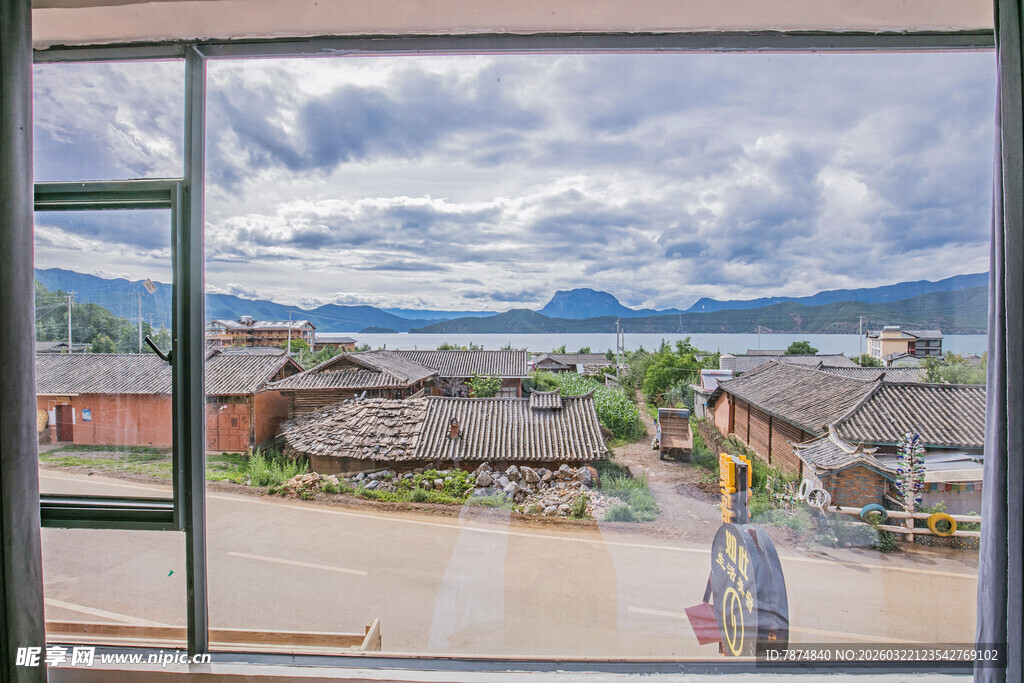 窗外山村景致