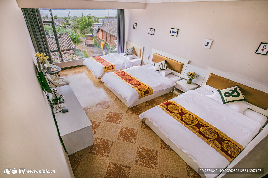 温馨整洁的多床房间景观