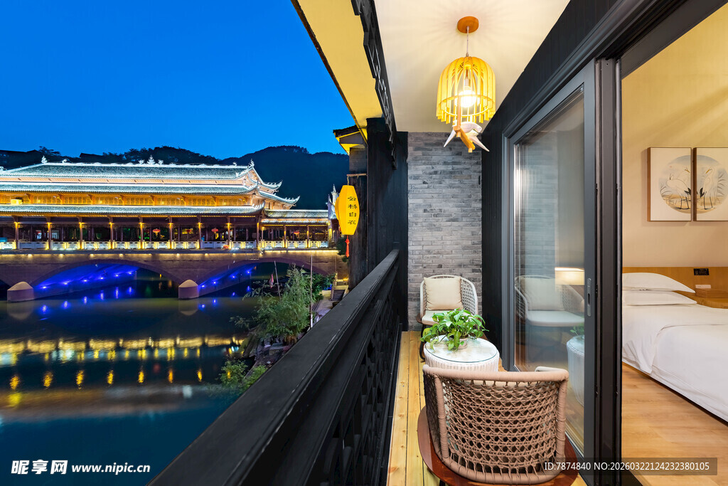 阳台夜景 城市璀璨风光