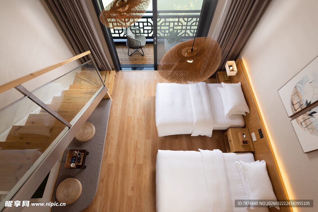 现代简约风卧室与楼梯一角
