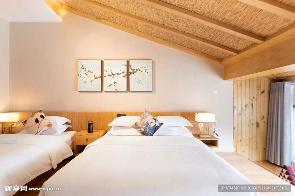 温馨木质风格双床卧室