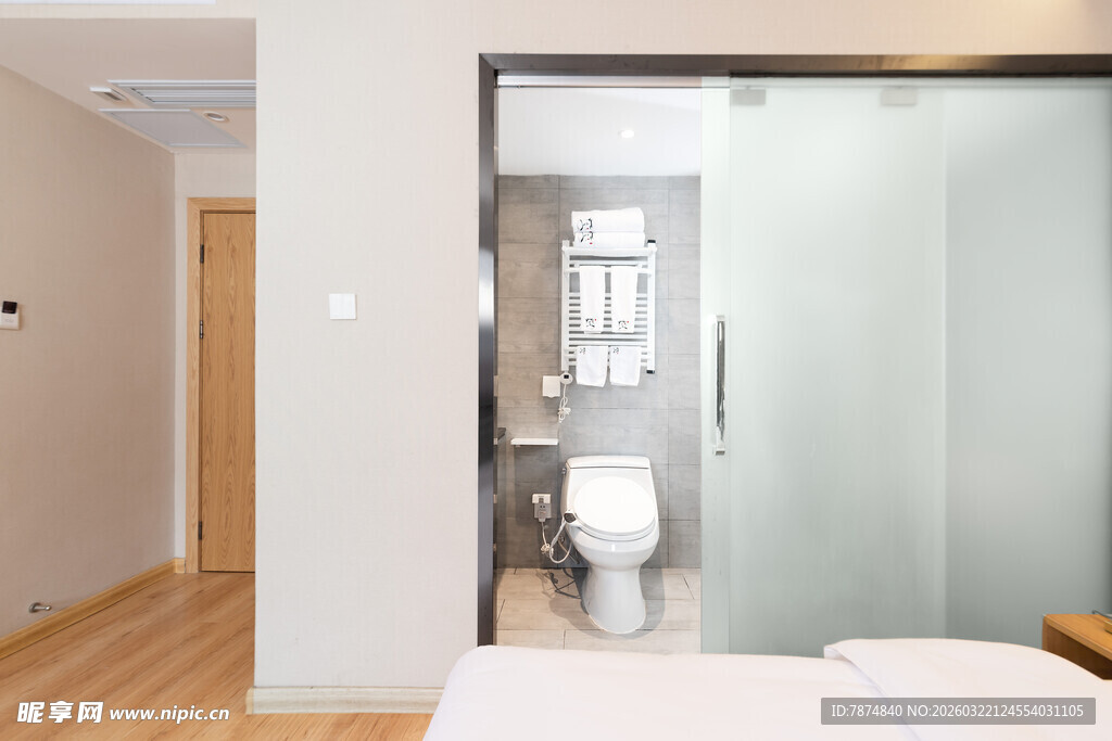 简约卧室与玻璃隔断卫生间