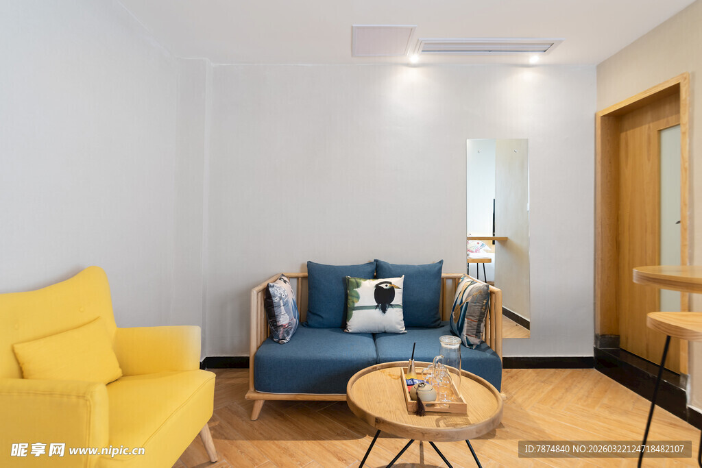 简约明亮的客厅一角