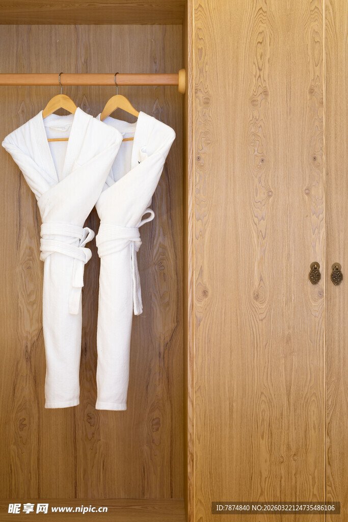 挂在木衣柜旁的白色跆拳道服