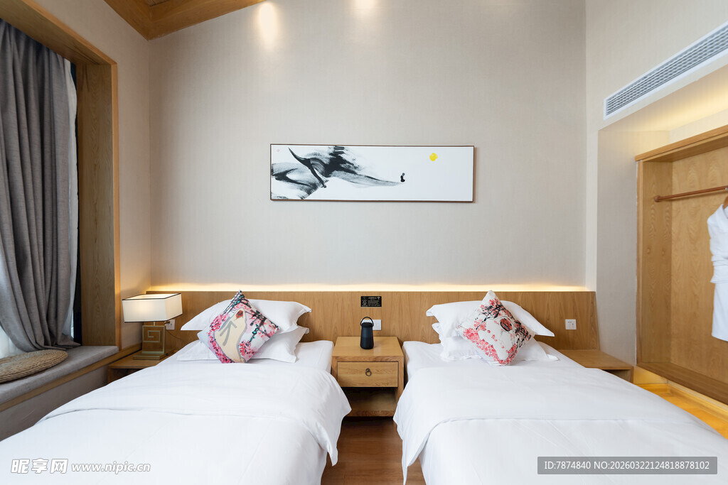 简约双床房室内温馨场景