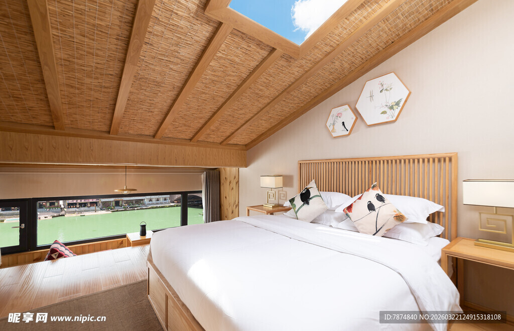 温馨木质阁楼卧室床铺一角