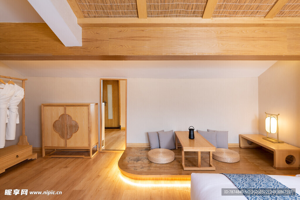 日式简约风温馨木质卧室