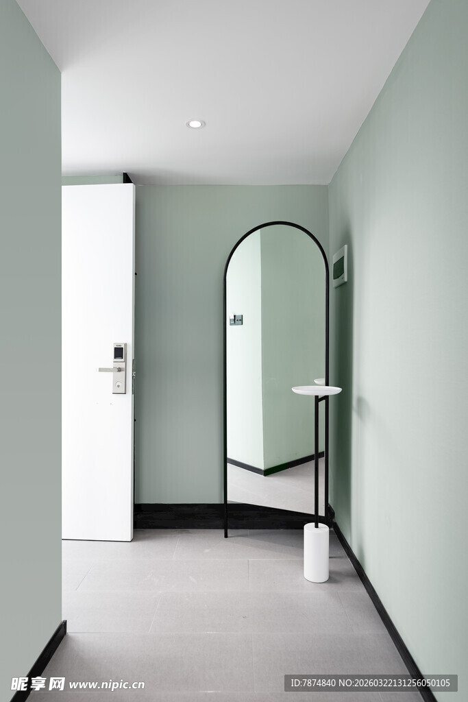 简约走廊中的弧形镜子