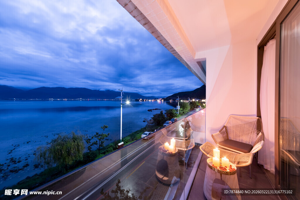 湖畔小屋露台温馨夜景