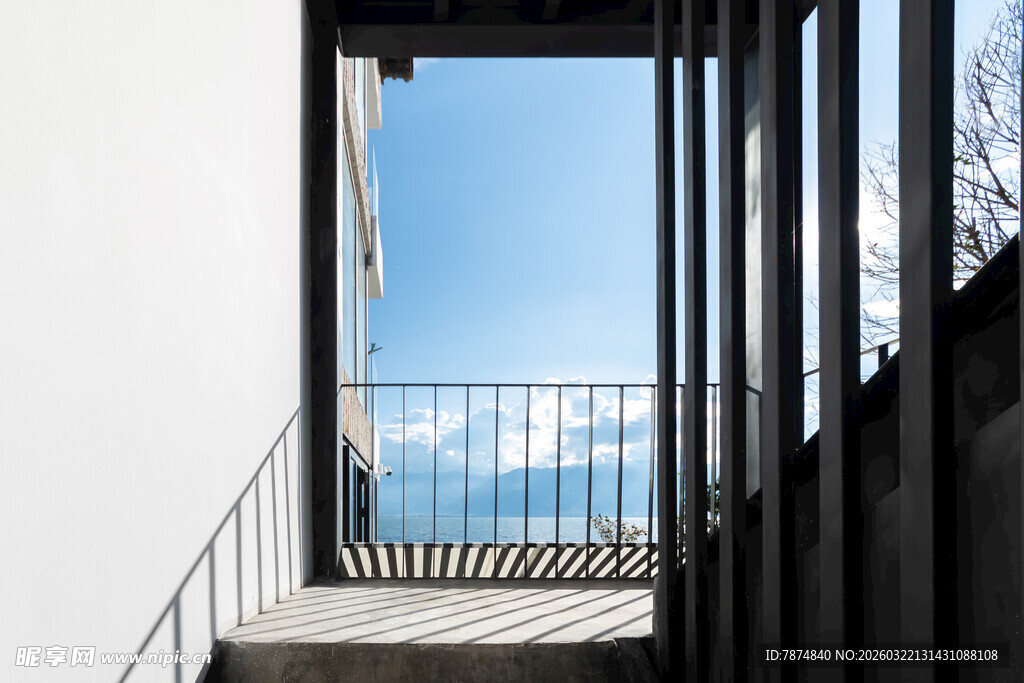 透过建筑看蓝天景致