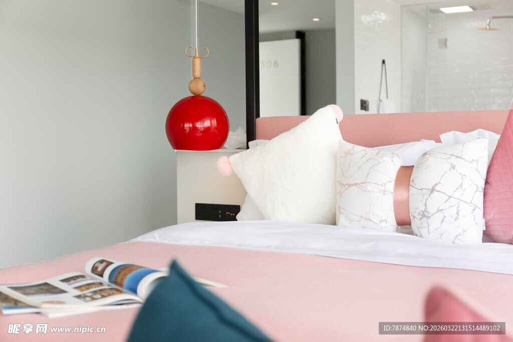 粉色温馨卧室装饰一角