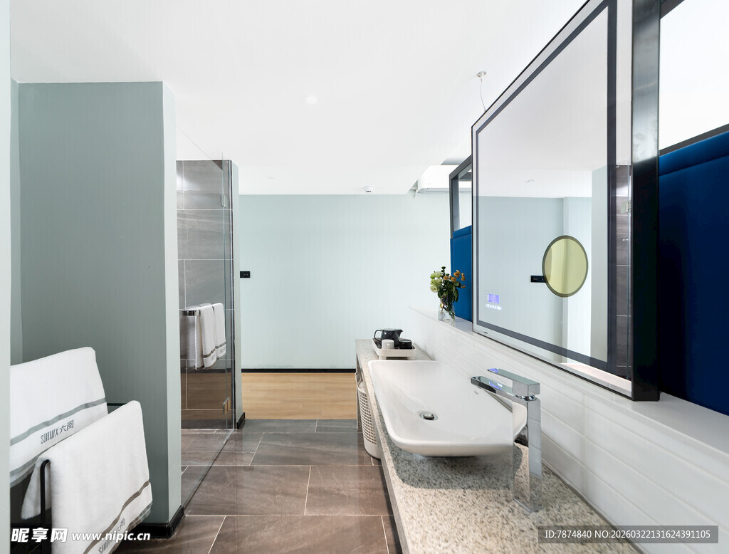 现代简约风格的明亮浴室