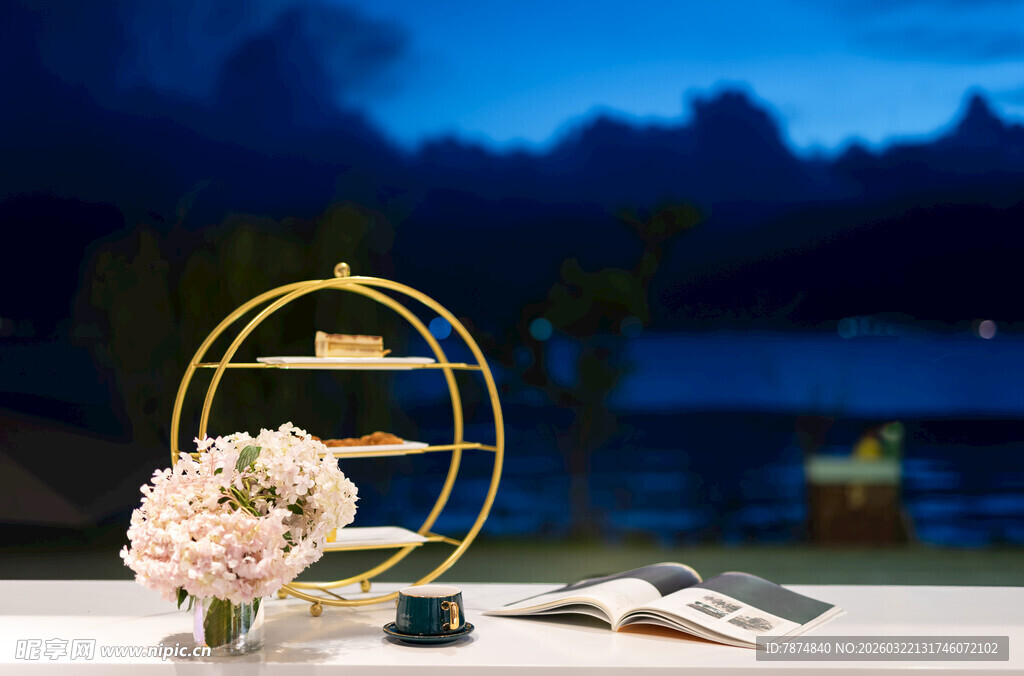 金色鸟笼旁的浪漫花卉陈设