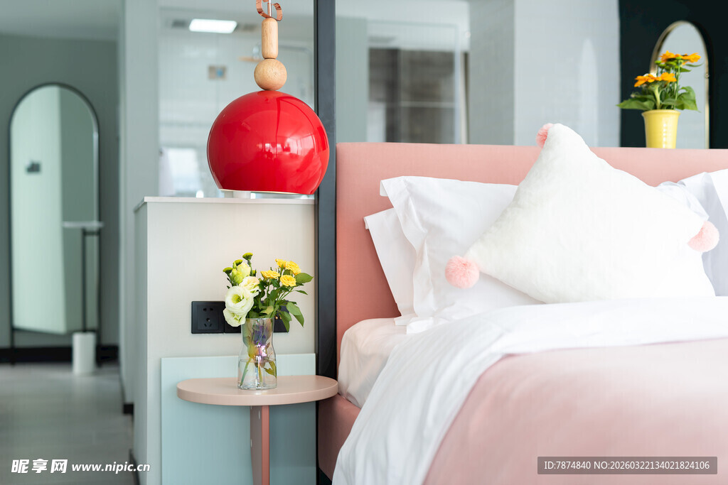 温馨粉色系卧室一角