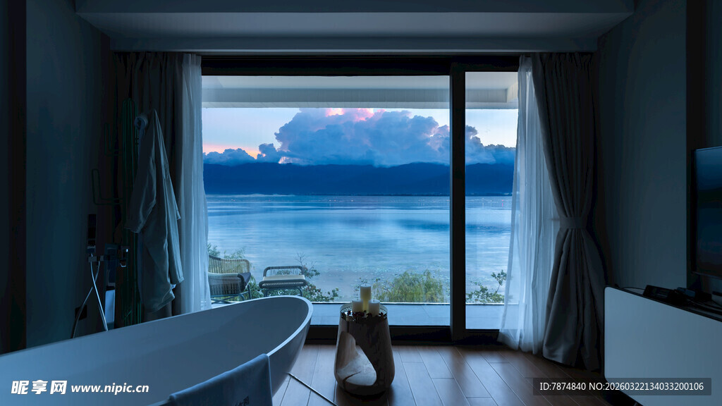湖畔卧室 揽窗外湖光山色
