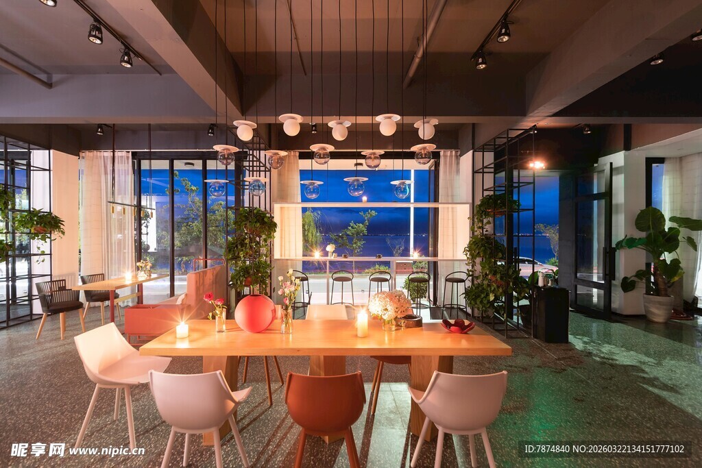 现代简约风格的明亮餐厅