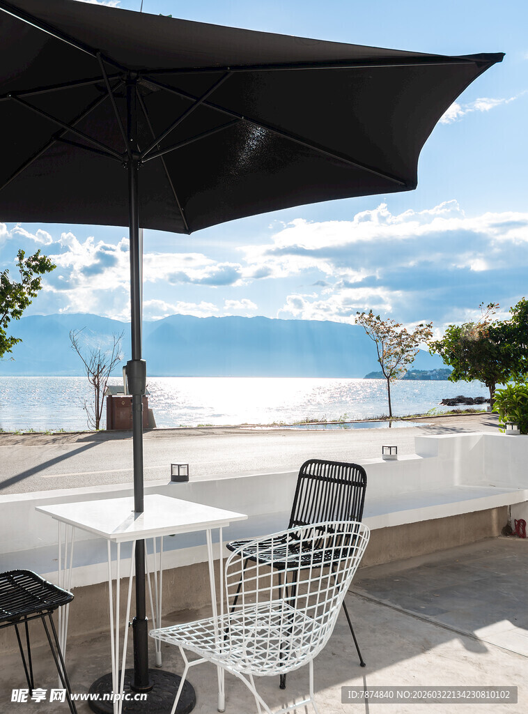 海边露台休闲桌椅与遮阳伞