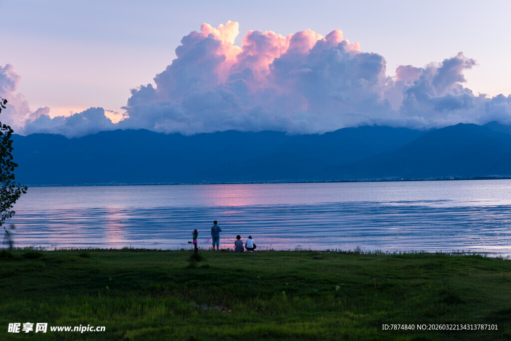 湖畔晚霞下的悠闲时光