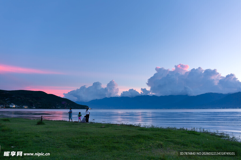 湖畔黄昏美景 悠然漫步