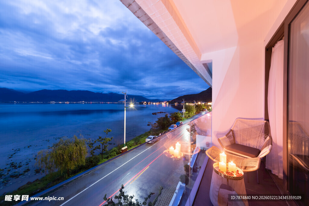 湖畔阳台夜景 静谧美好