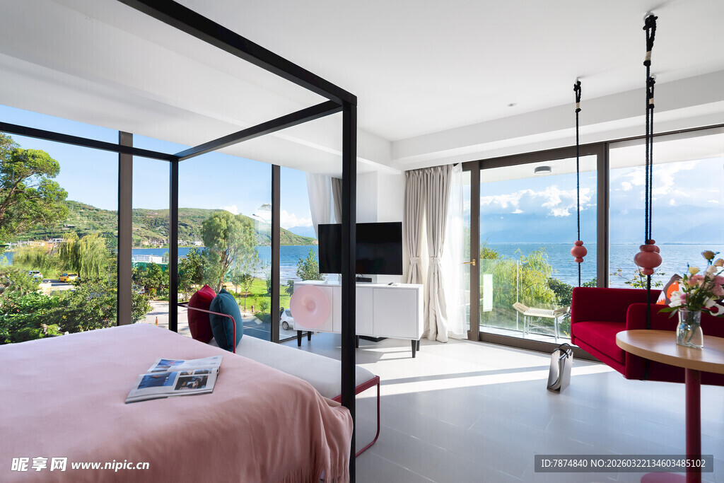 全景落地窗的温馨卧室