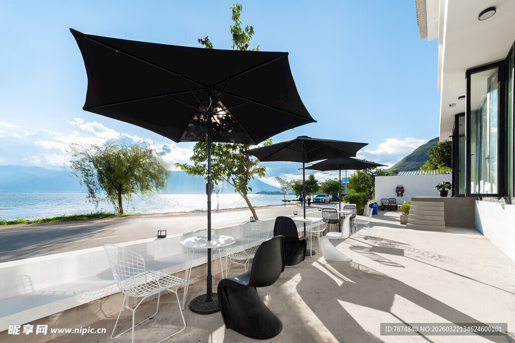 户外露台遮阳伞休闲场景