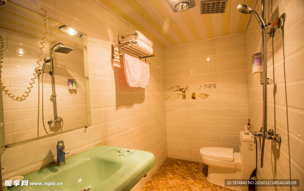 复古风格卫生间实景图