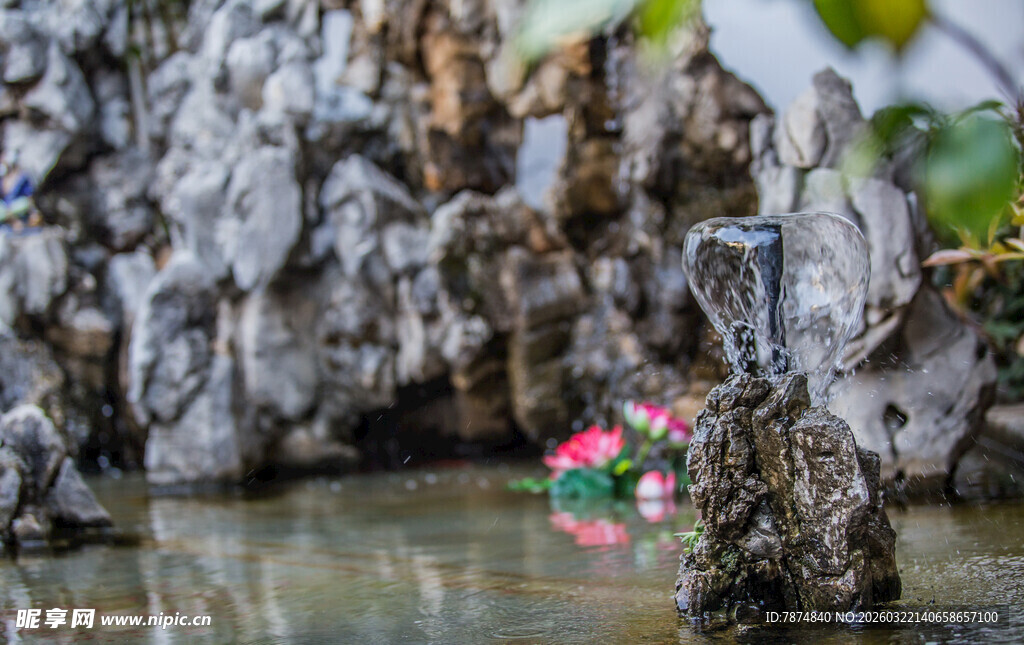 园林水景中的精致假山花卉