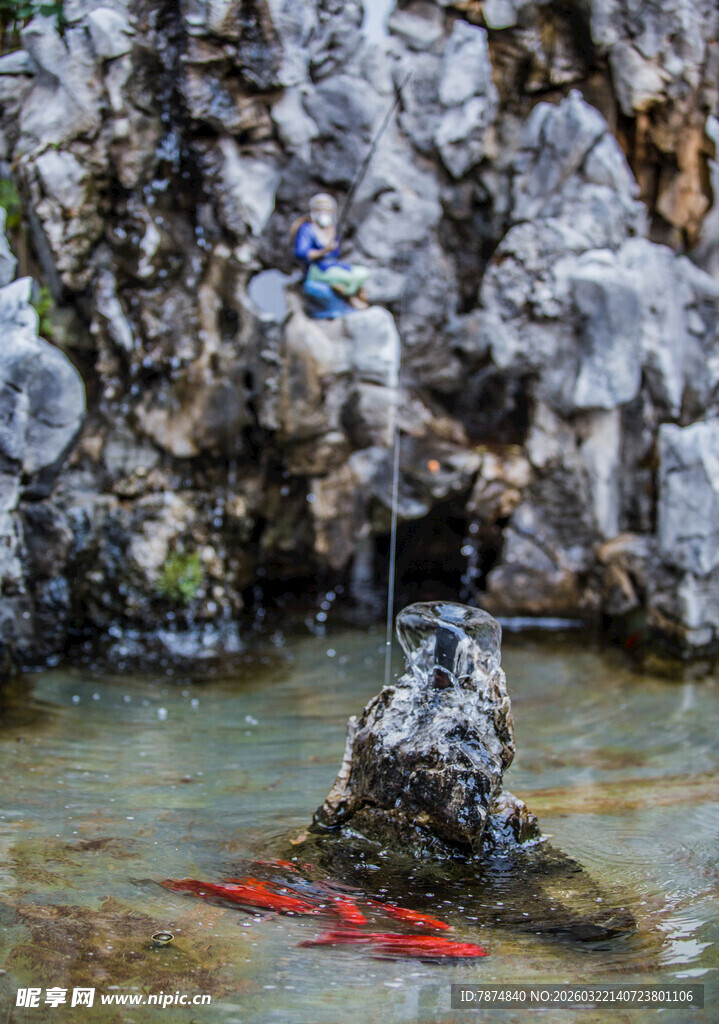 山间溪流中的红鱼与怪石