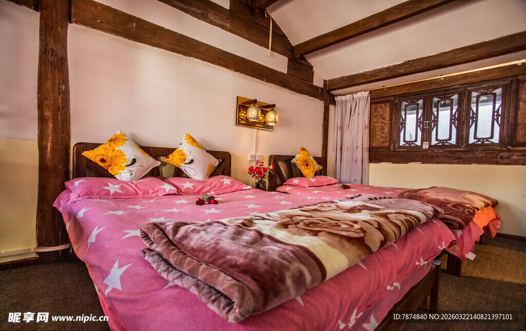 温馨卧室 多彩床铺布置