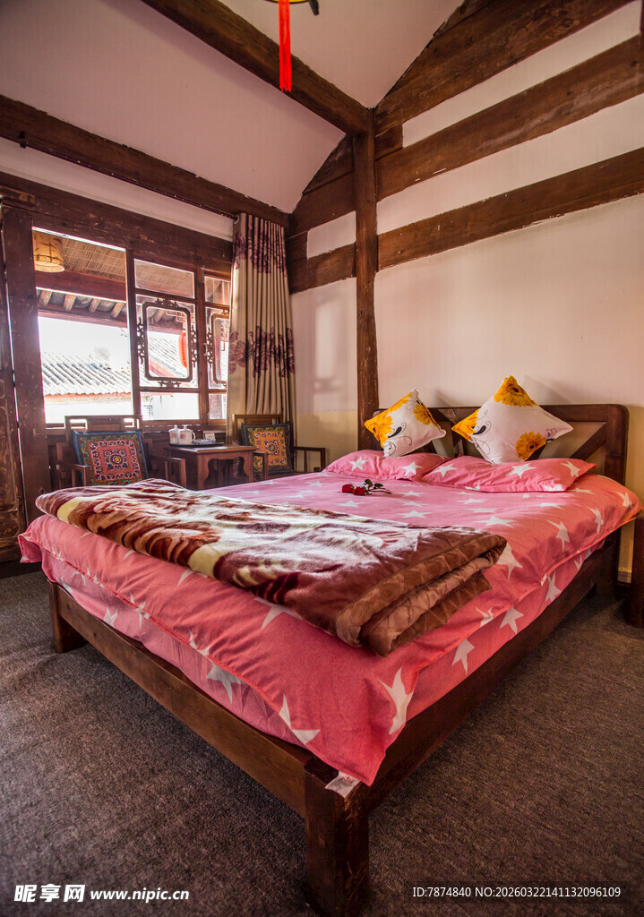 温馨木质卧室双人床场景