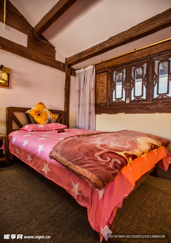 温馨木质风格卧室床铺