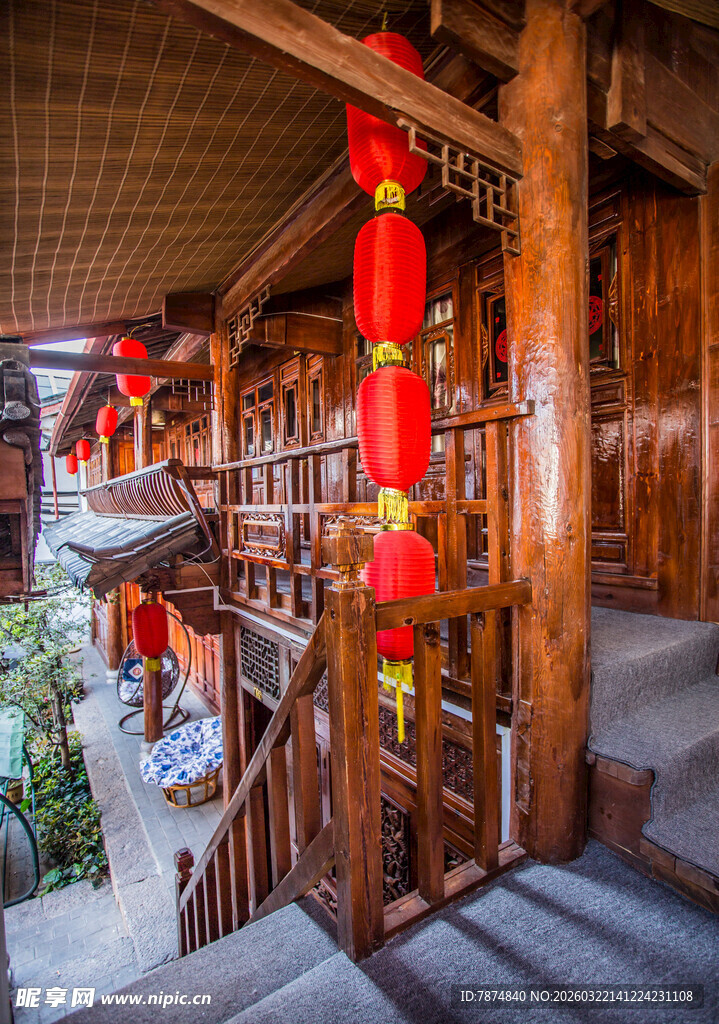 中式木楼挂饰喜庆红灯笼