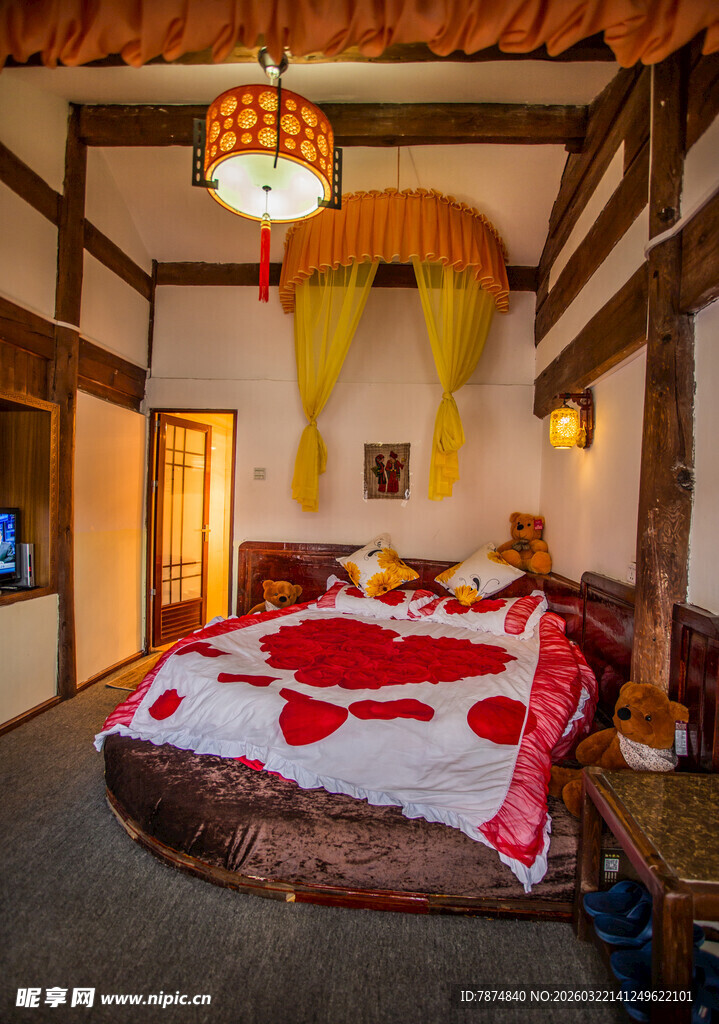 复古温馨木质风格卧室