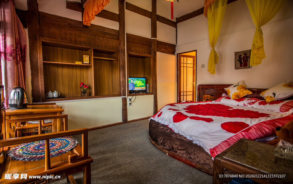 传统风格温馨木质卧室