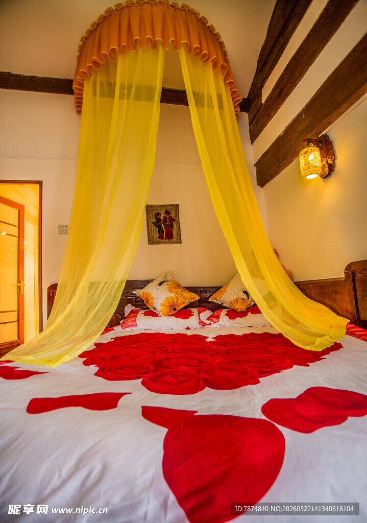 浪漫温馨的花瓣装饰床榻