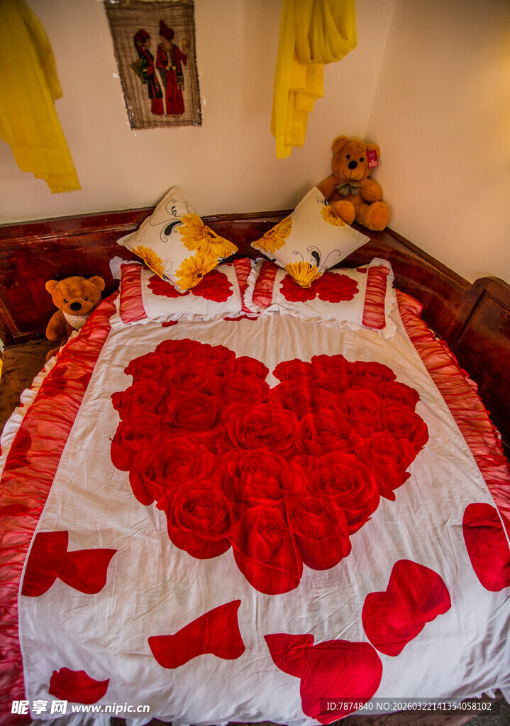 心形玫瑰花瓣铺就的浪漫床