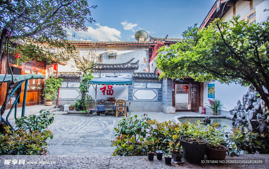 庭院绿植环绕的温馨建筑