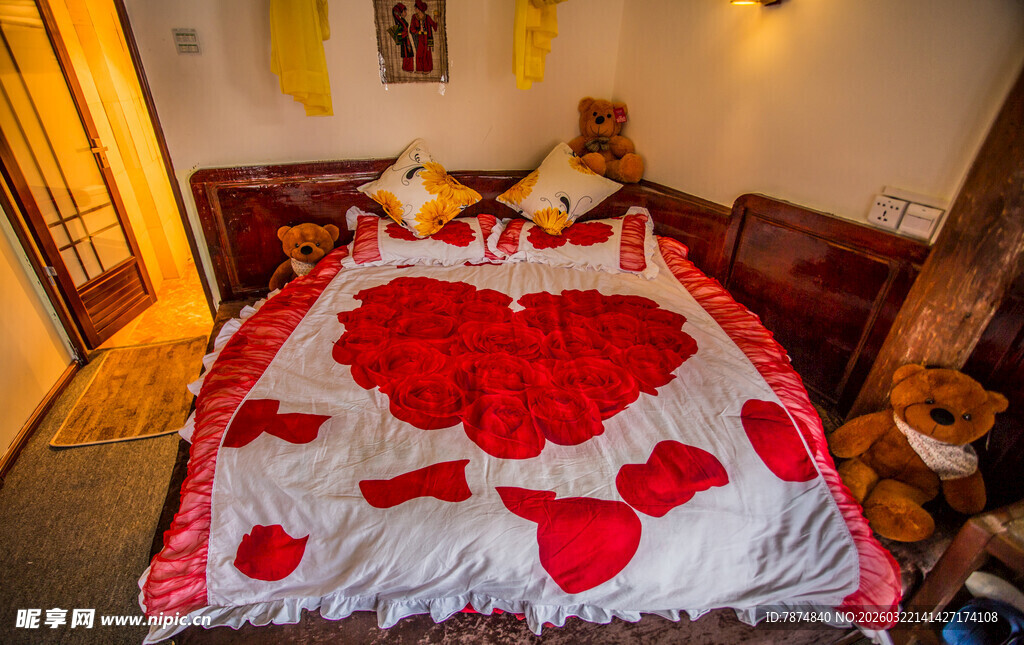 心形图案的温馨卧室床铺