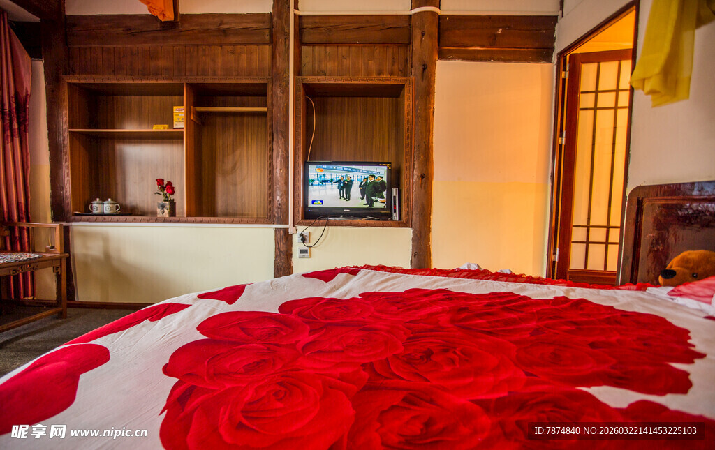 浪漫玫瑰花瓣铺就的温馨卧室