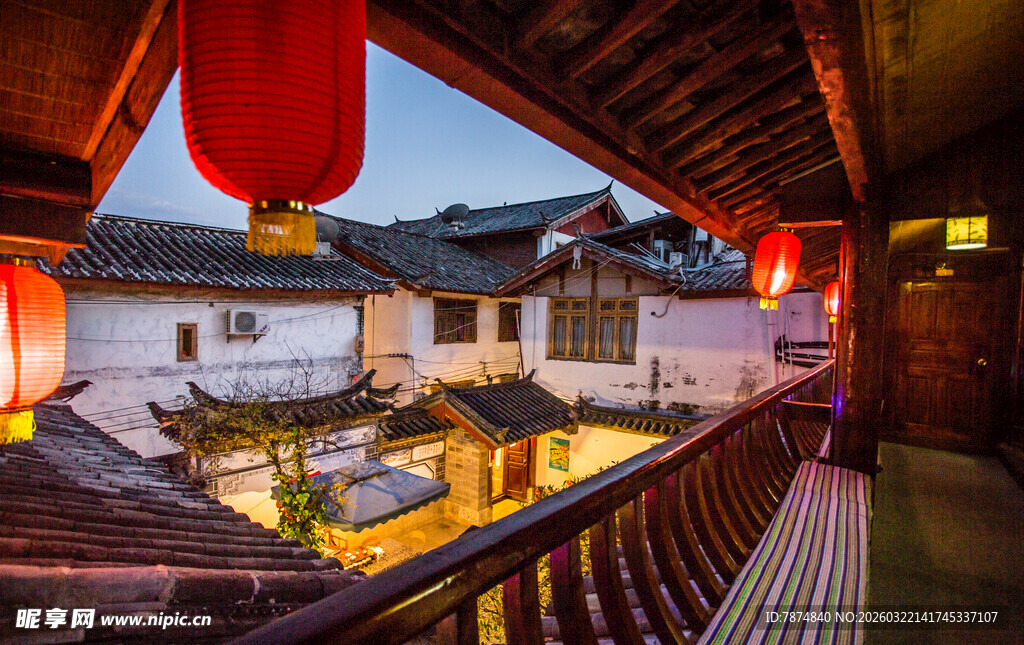 古宅夜景挂红灯笼