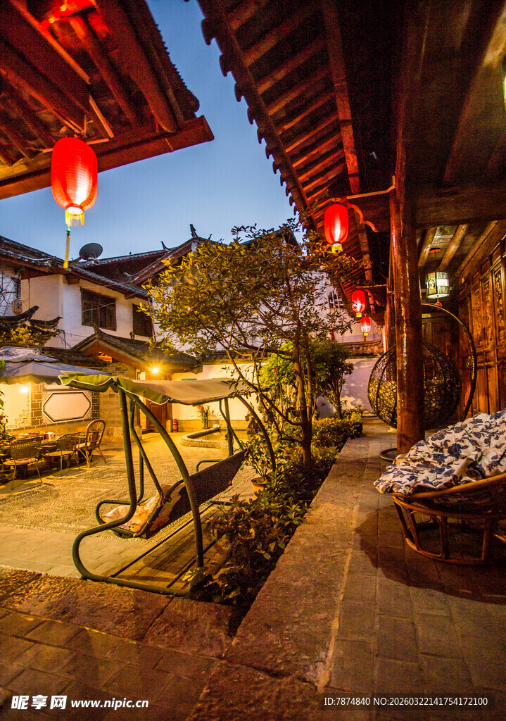 古巷夜景 红灯繁花相映