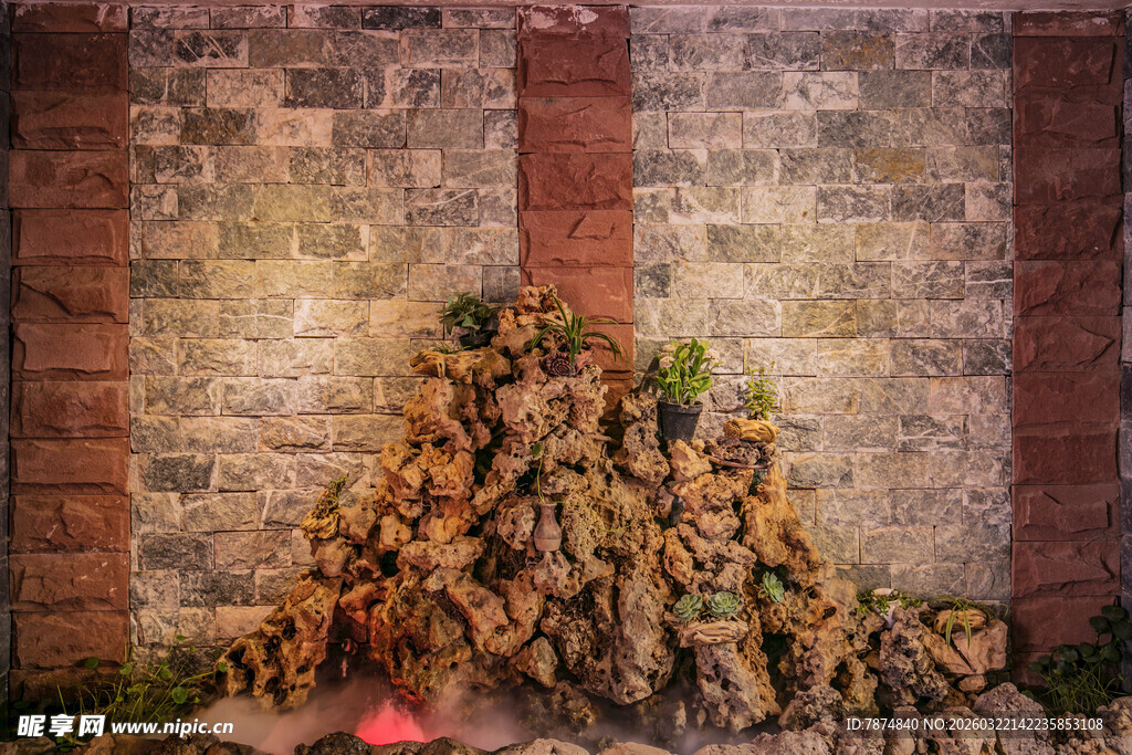 砖墙前的堆垛植物景观