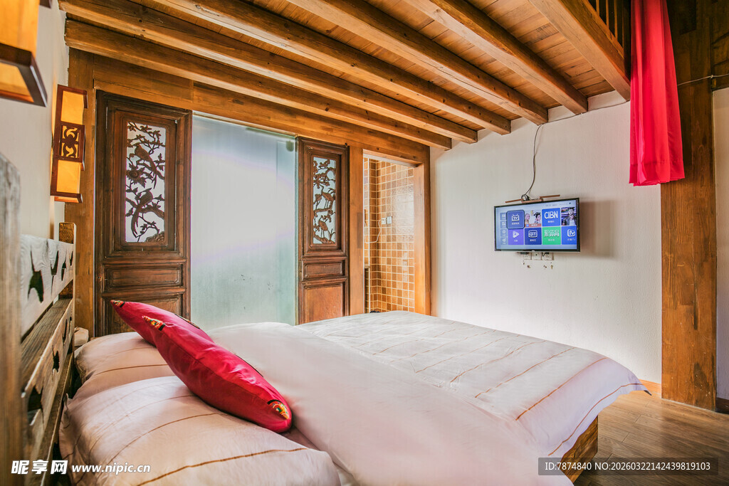 温馨木质风卧室一角