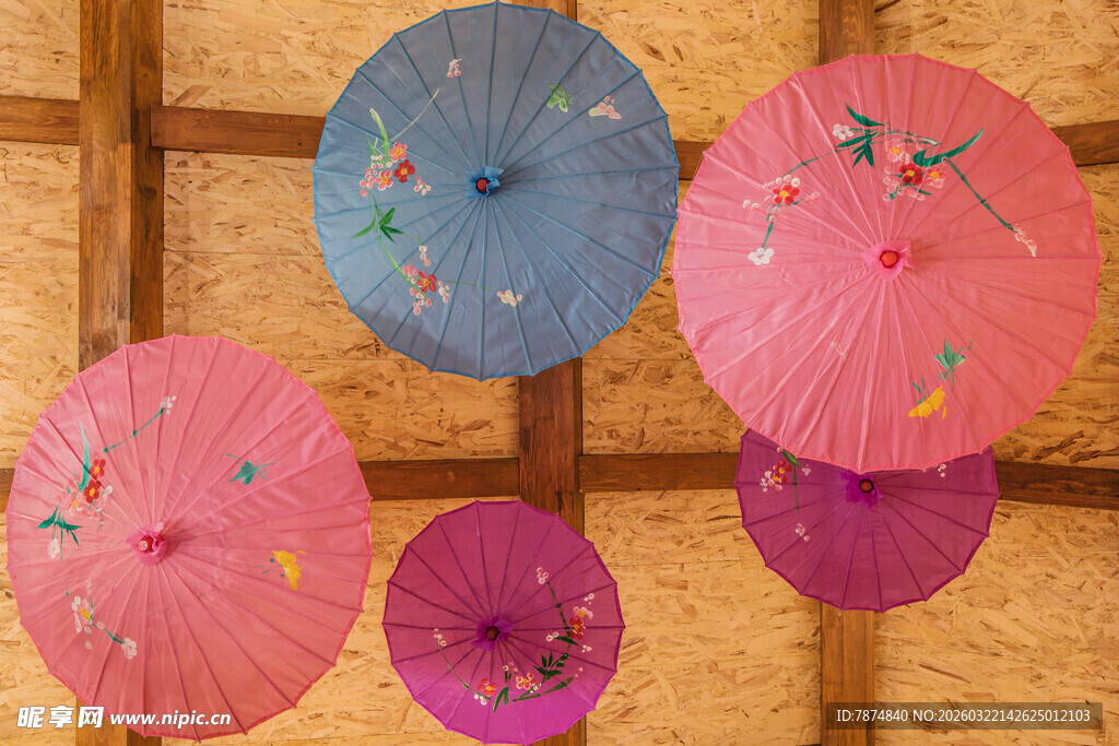 彩色花伞悬挂装饰画面