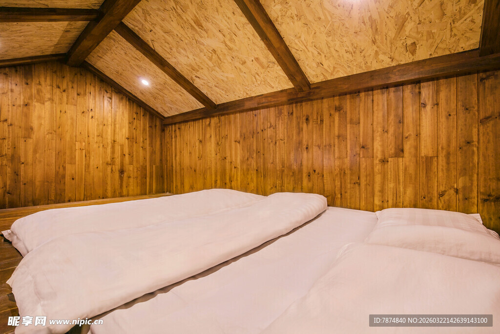 木质阁楼中的温馨床铺