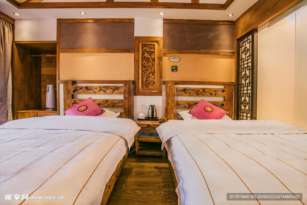 温馨双床客房内景