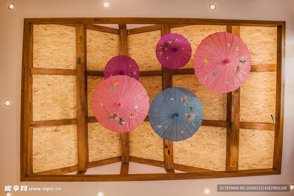 日式屏风前的多彩纸伞