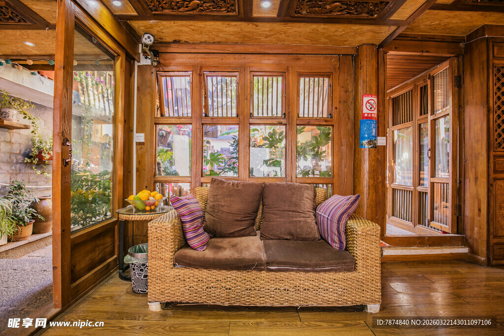 木质温馨客厅舒适沙发一角